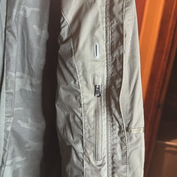 Lululemon Fo Drizzle Jacket Fatigue Green Size 6 - Picture 14 of 16